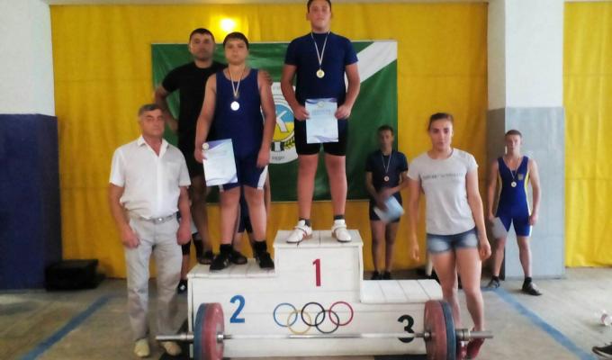 Перемога у змаганнях з важкої атлетики
