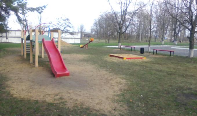 З метою покращення санітарного стану району після зими, проведення Дня благоустрою і підготовки до святкування Великодня, вже традиційно навесні оголошується місячник з благоустрою населених пунктів.