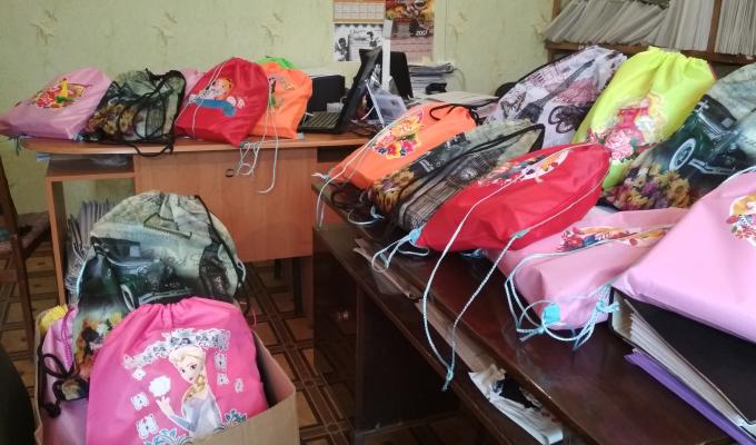 Вручені шкільні канцелярські набори з метою покращення матеріального становища багатодітних сімей району.