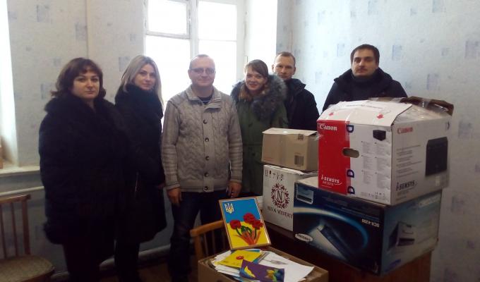 Учнівська молодь  виготовила сувеніри-поробки та підготувала солодкі подарунки, які передані до Старобільсько-Новопсковського об’єднаного районного військового комісаріату.