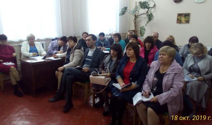     У відділі освіти відбулася нарада керівників закладів загальної середньої освіти району на чолі з начальником відділу Світланою Кузнєцовою. 