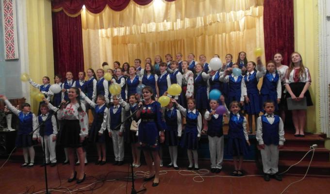 Колектив художньої самодіяльності Новобілянської ЗОШ І - ІІІ ступенів завітав зі своїм святковим концертом до жителів с.Рогово.