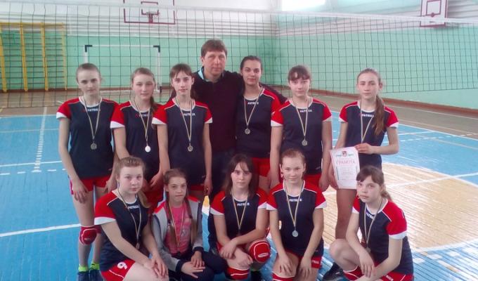 На обласних змаганнях з волейболу наша команда посіла призове друге місце!