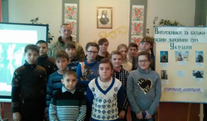Учні знайомляться з волонтерською діяльністю.