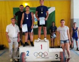 Перемога у змаганнях з важкої атлетики