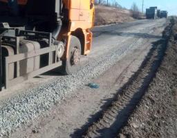 Триває ремонт ділянки автомобільної дороги в селищі Білолуцьк
