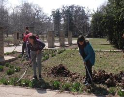 Благоустрій території працівниками райдержадміністрації.