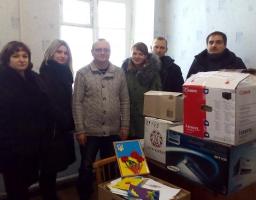 Учнівська молодь  виготовила сувеніри-поробки та підготувала солодкі подарунки, які передані до Старобільсько-Новопсковського об’єднаного районного військового комісаріату.