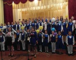 Колектив художньої самодіяльності Новобілянської ЗОШ І - ІІІ ступенів завітав зі своїм святковим концертом до жителів с.Рогово.