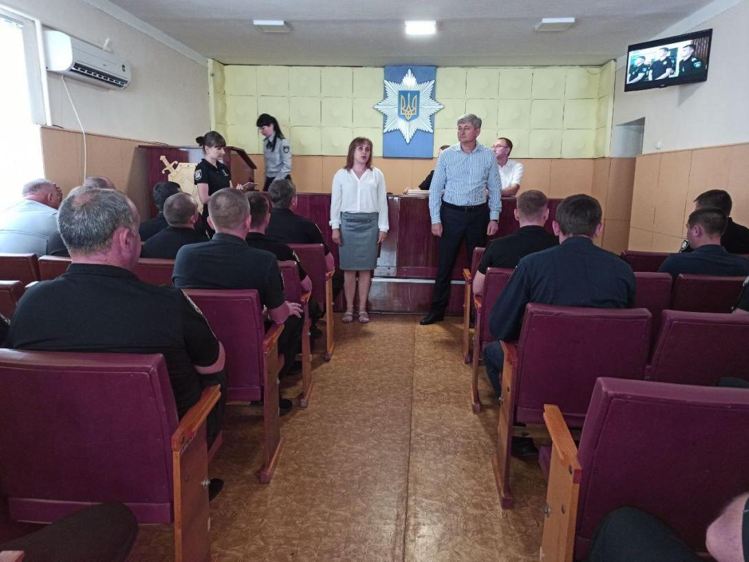 Шановні  працівники Національної поліції!  Від імені Новопсковської районної державної адміністрації та від себе особисто щиро вітаємо Вас із професійним святом!